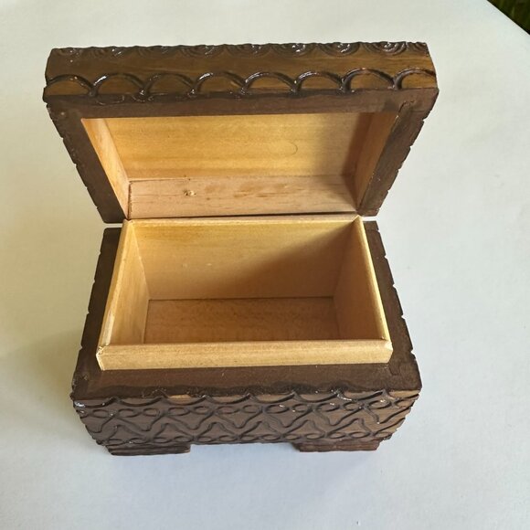 Hand carved wooden mini chest - Picture 5 of 6